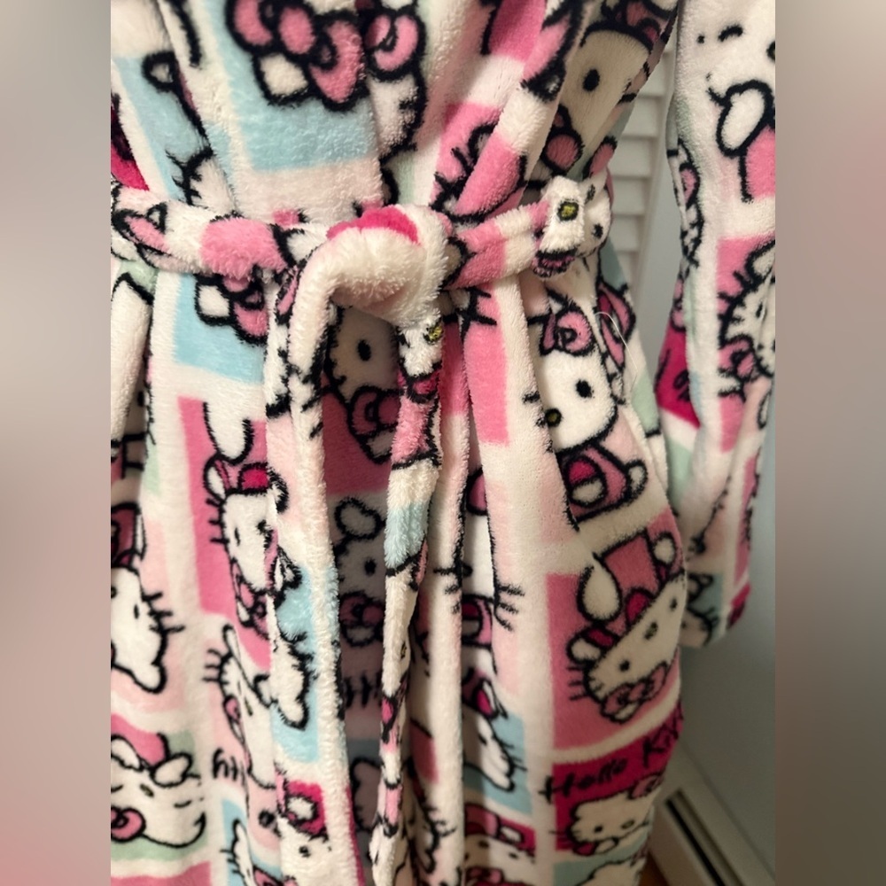 Hello Kitty Robe Womans S/M. Soft pretty colors with pockets on each side. - Picture 2 of 11